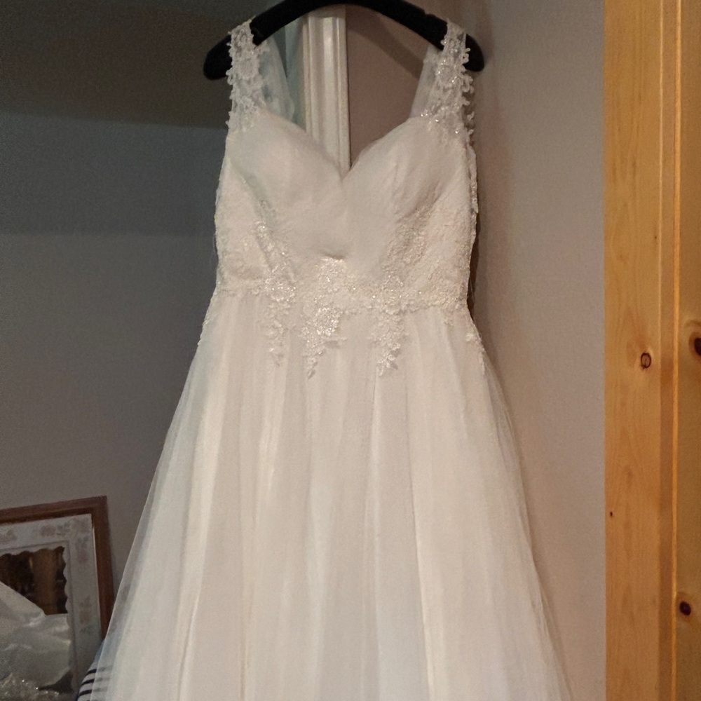 Elegant White Lace Wedding Dress